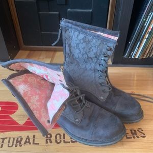 Roxy boots, 7.5